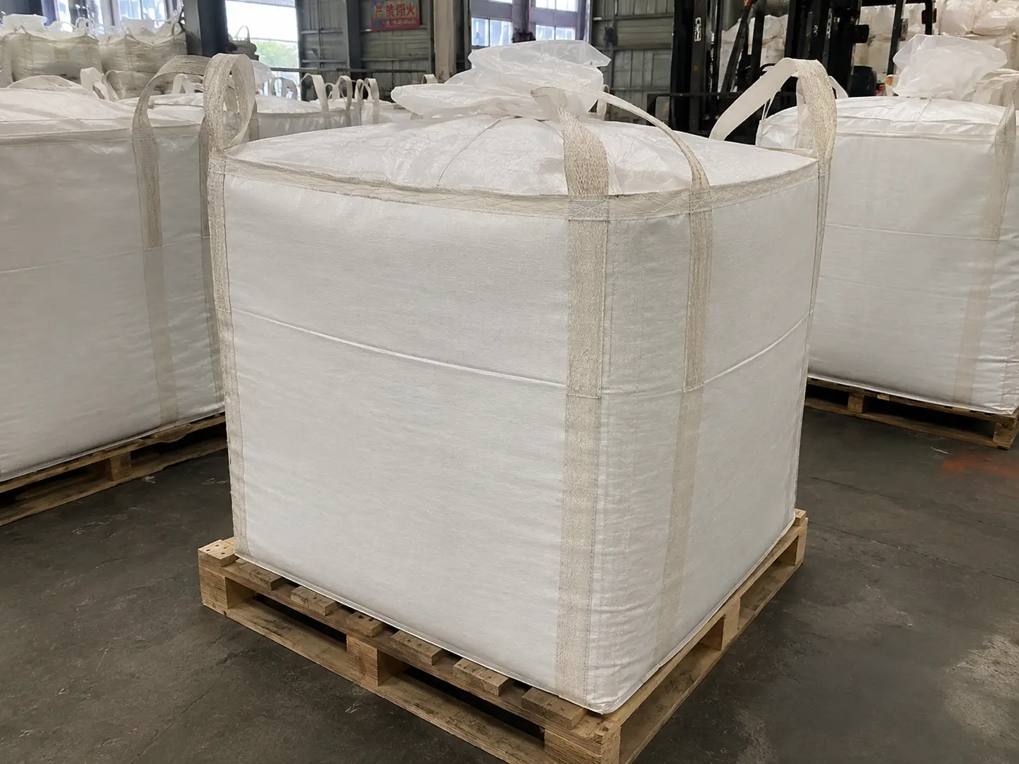 Baffle Q bag FIBC holding its square shape when filled with granular product