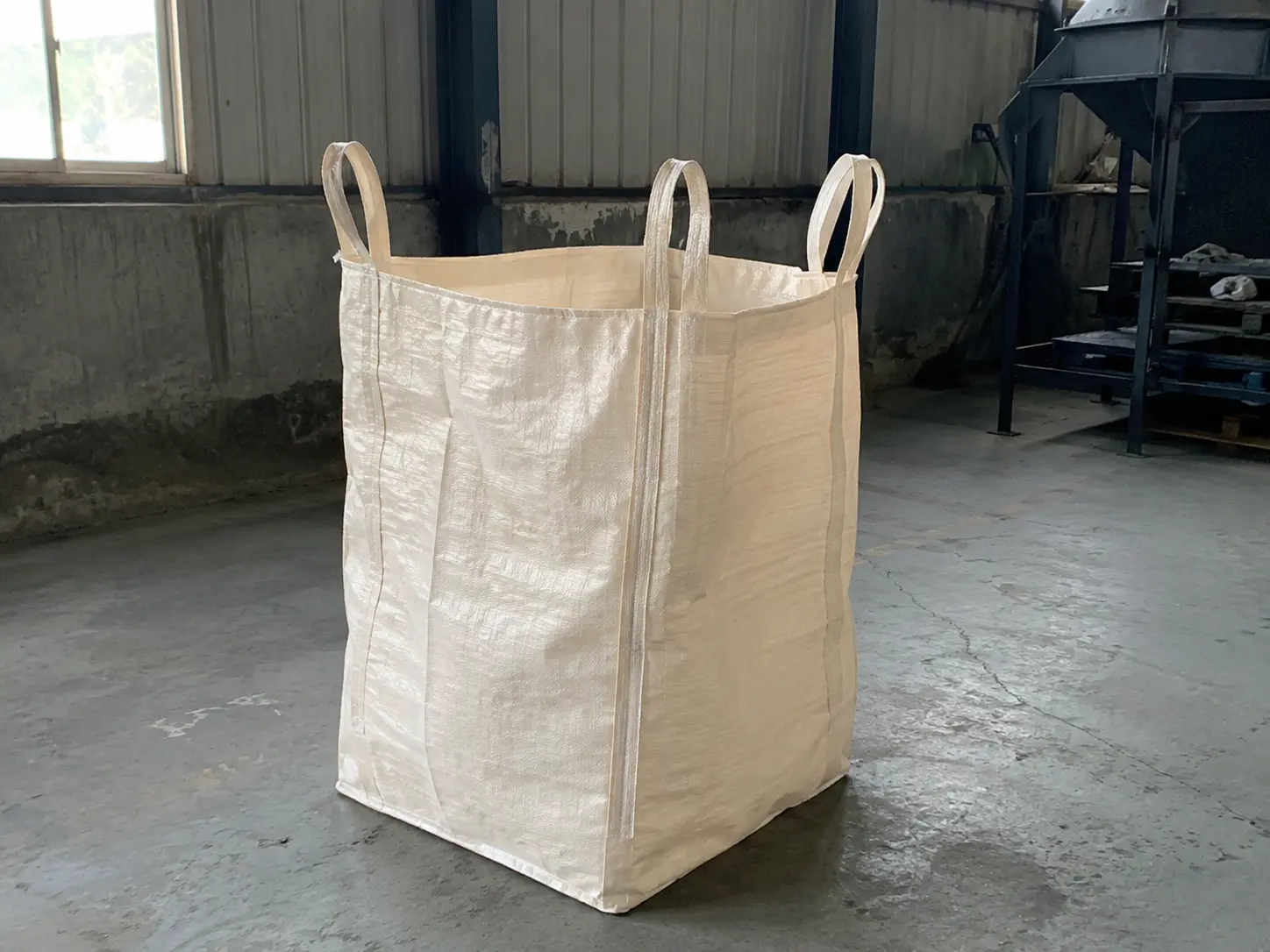 Type A standard FIBC bulk bag in woven polypropylene with four lifting loops